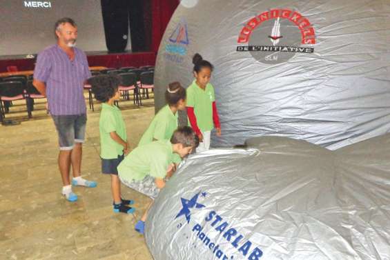 Les écoliers ont eu  la tête dans les étoiles