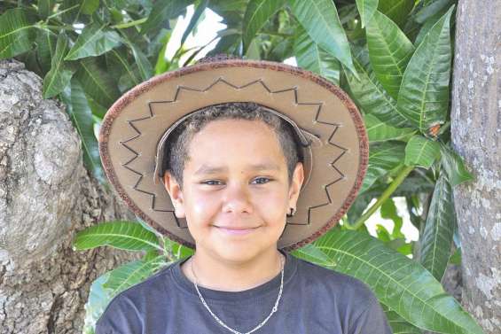 Seize prétendants aux titres de  Mister et Missette Foire de Koumac