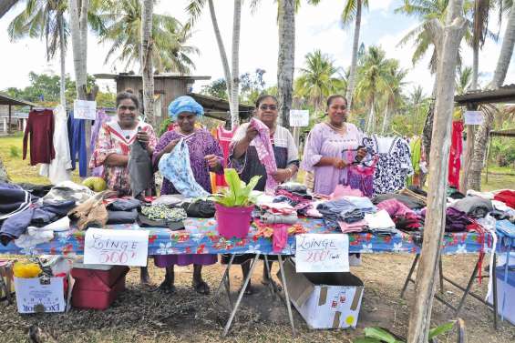 Un vide-greniers pour le gâteau de mariage