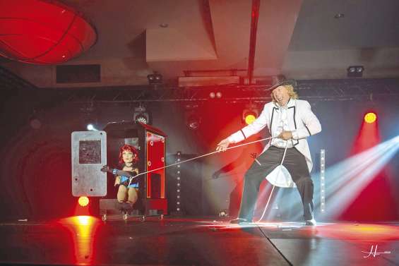 Les magiciens font leur  numéro au centre culturel