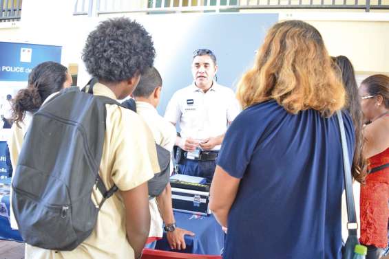 Au Dock, les jeunes s’informent sur  les métiers de l’armée et de la sécurité