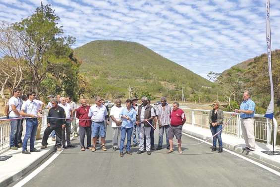 Le pont Brinon libère  la voie à Sarraméa