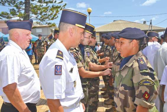 Les volontaires du RSMA-NC présentés au drapeau