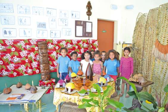 Des écoliers fiers  d’exposer leurs travaux