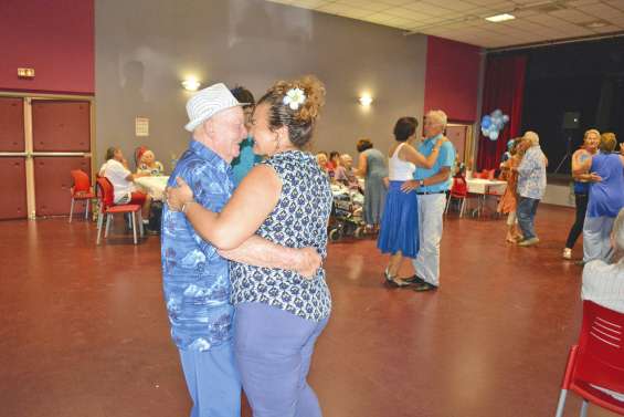 Une vague bleue déferle sur le Colisée