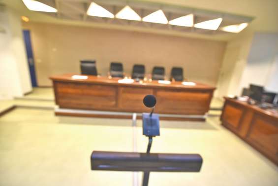 L’homme d’affaires et ses maisons en bois à la barre 