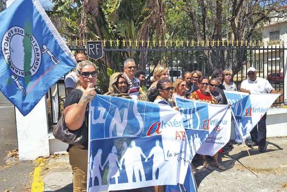 Des agents de l’Etat devant le haussariat