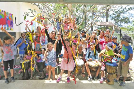 De petits vacanciers en quête  de fraîcheur et de couleurs