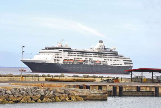 Première escale du Maasdam à Tadine