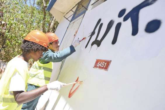 Coup de propre devant le lycée
