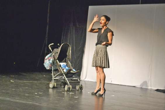 Rires en cascade dans la salle…  et sur la scène du centre culturel