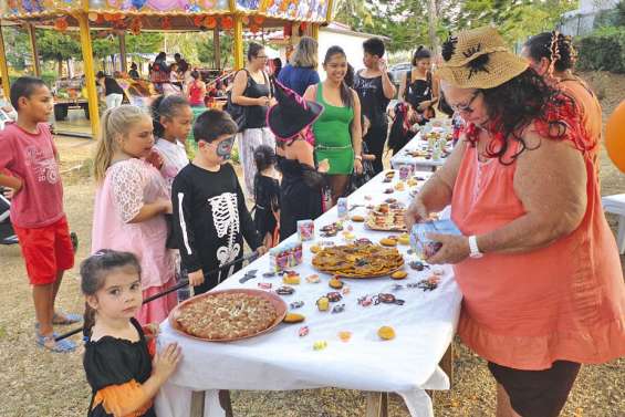 De curieuses créatures ont défilé dans le village de La Foa