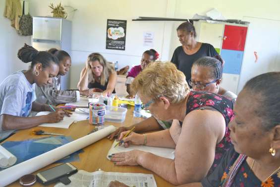 La peinture sur tissus livre  ses secrets à Saint-Louis