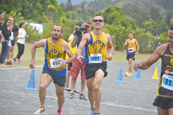 Les relayeurs dans les starting-blocks à Païta