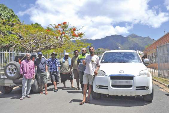 Le parking de la mairie bloqué