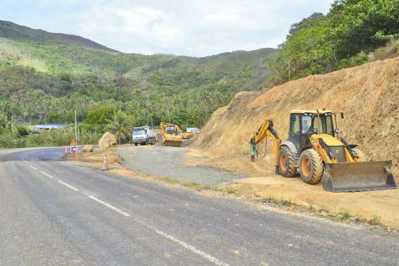Les accès au pont de grand  Kokingone en construction