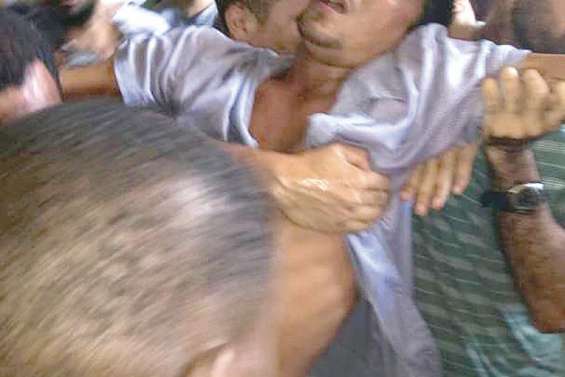 La police vide Manus de force 