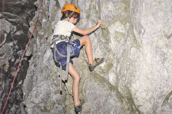 Sur la falaise pendant les vacances