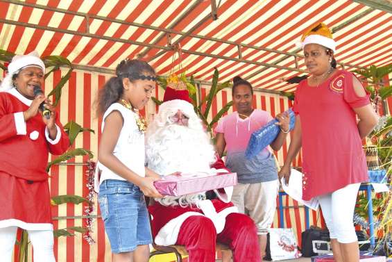 Le père Noël de passage à l’école de Saint-Louis
