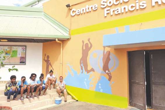 Des jeunes ont embelli leur centre socioculturel