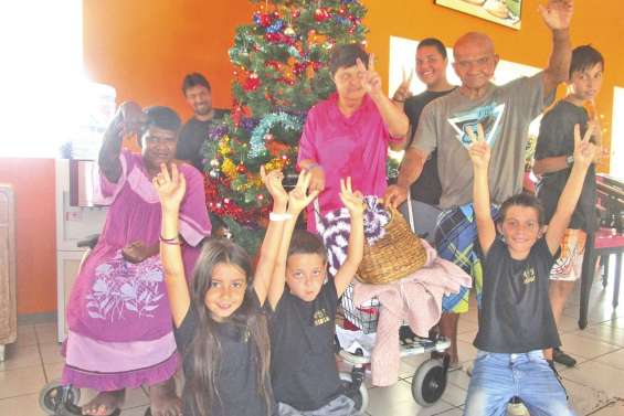 Un coup de main  pour le sapin de Noël