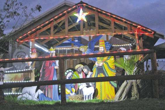 Lumière sur la crèche de Noël paroissiale