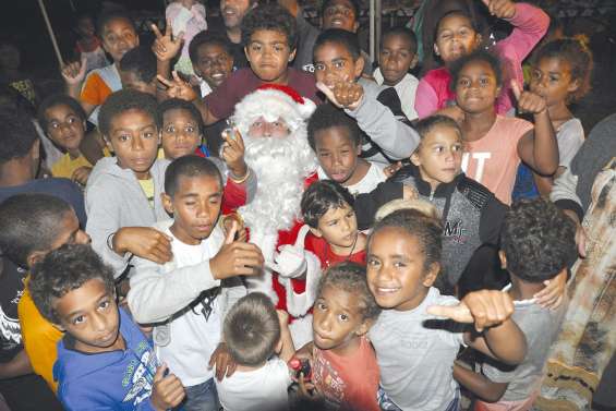 L’homme en rouge en escale à Tadine