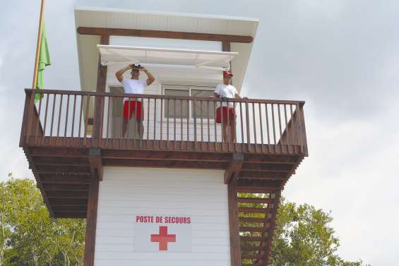 Les joies de la baignade à Poé  en toute sécurité