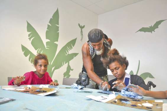 Tote peint avec les enfants malades du monde entier