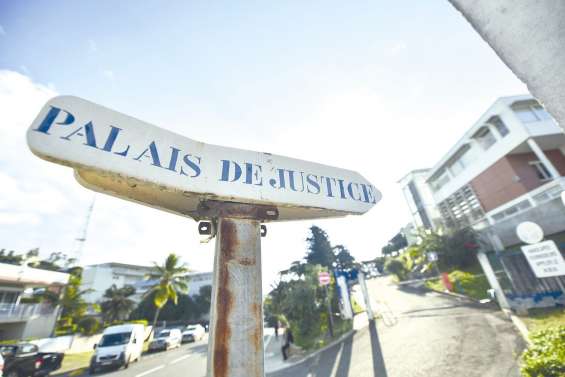 Il poignarde sa compagne qu’il accuse d’infidélité