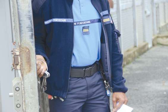 Il lui rase la tête et  la blesse avec un hachoir