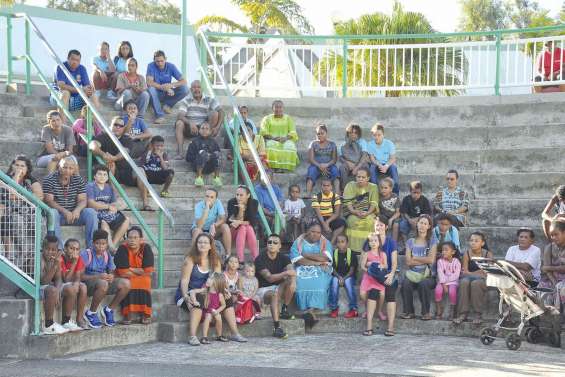 Téléphone portable interdit  et tenue commune au collège