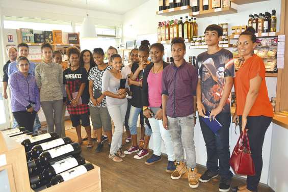 Des lycéens en visite à la vinothèque