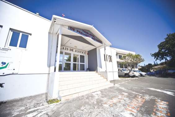 Il frappe sa compagne à coups de marteau