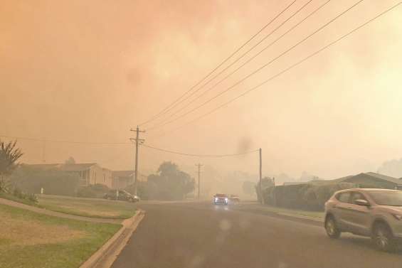 Maisons et bétail pris au piège des flammes