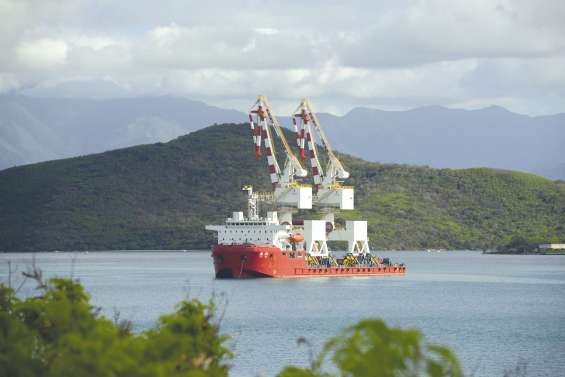 Deux nouvelles grues arrivent à Doniambo