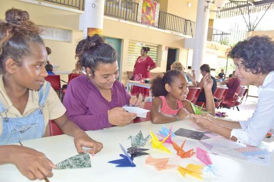 Marie M. apprend l’origami  aux jeunes avant son spectacle