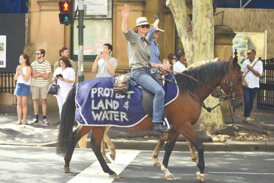 A pied et à cheval, ils manifestent pour l’énergie durable
