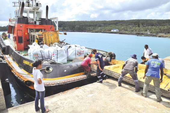 Les déchets liés à la pollution quittent l’île