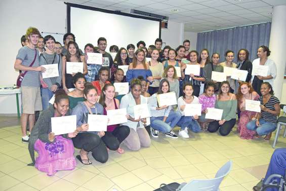 Le lycée du Grand Nouméa félicite ses diplômés