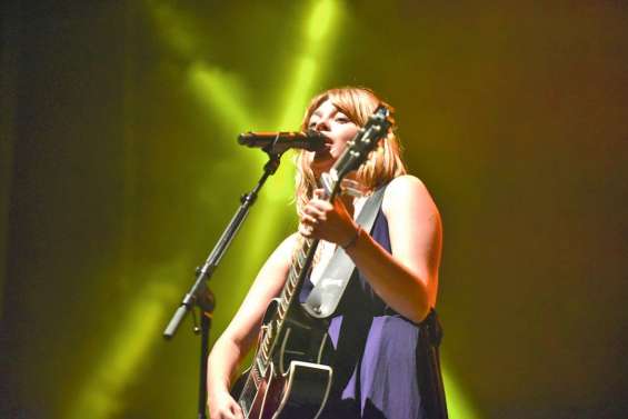 Louane conquiert le cœur  des petits Calédoniens