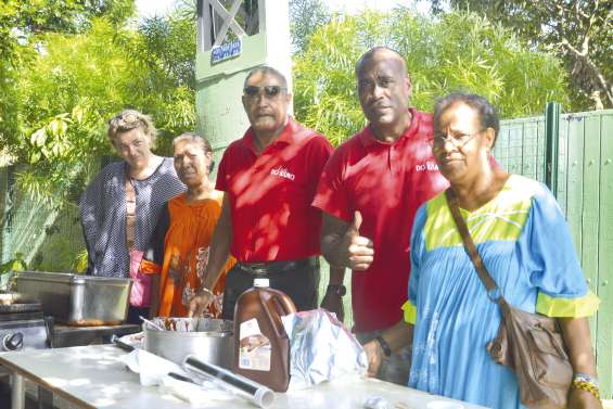 Les personnes âgées et les lycéens récoltent des fonds