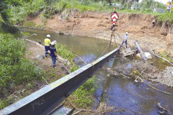 La passerelle effondrée dans la Karikouié a été repêchée