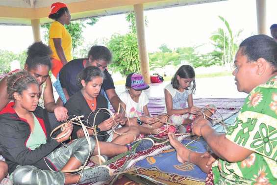 De jeunes vacanciers en immersion en tribu à Gamaï