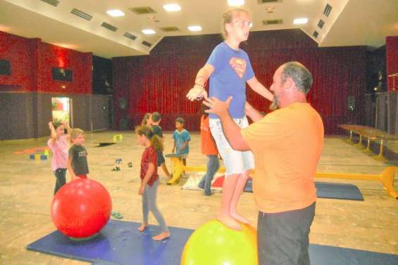 Cirque, activités ludiques et détente avec le Chapitô