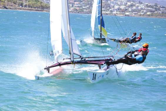 Les Optimist et les Hobie-Cat sur le même plan d’eau