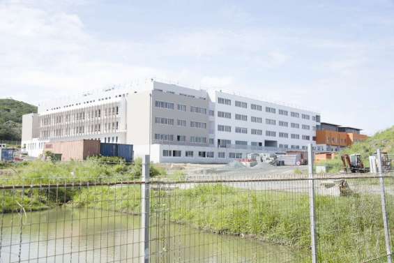 La clinique île Nou Magnin brandit la menace d’une grève