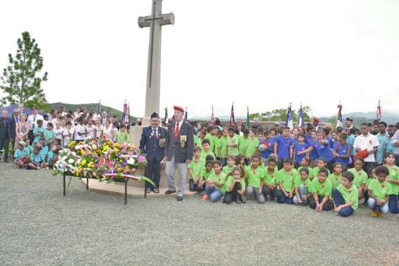 Jeunes et anciens commémorent ensemble l’Anzac Day 