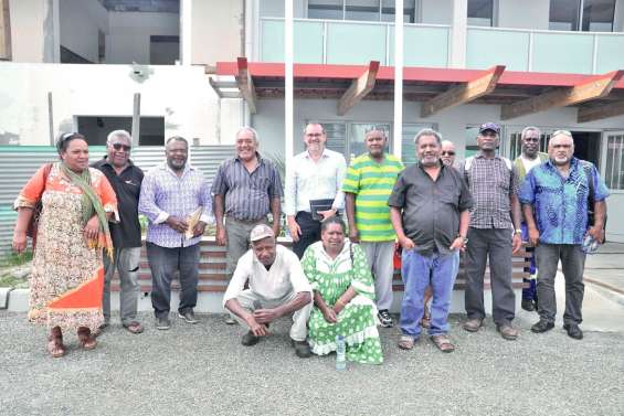 Le député des Îles  à la rencontre des Si Nengone