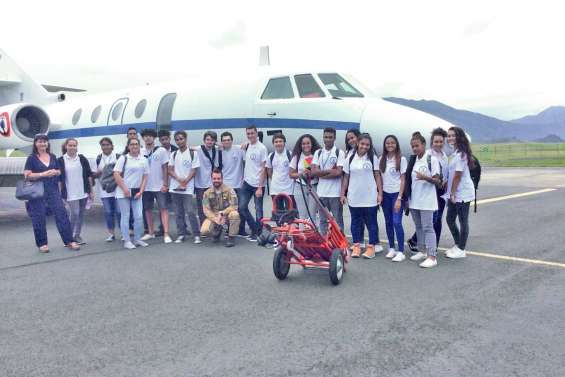 La classe Défense visite la base 186